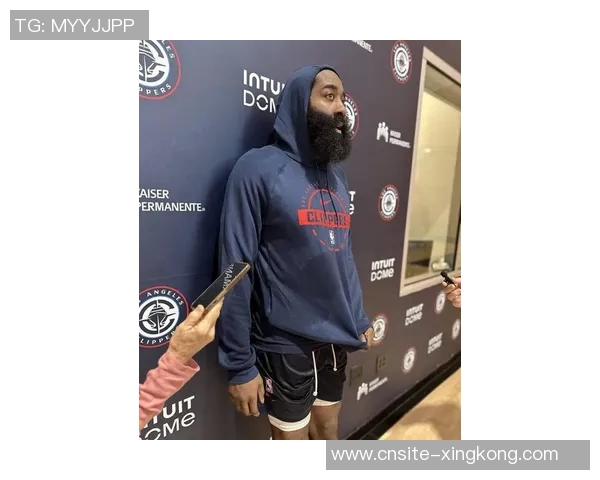 快船客场挑战国王小卡哈登卫衣亮相科林斯酷炫登机照曝光