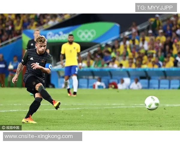 奥多贝尔精准传中特尔头球击中横梁险些破门